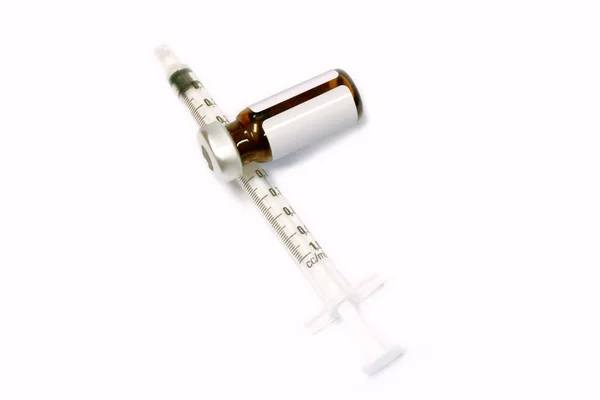 Beyaz Zemin Üzerinde Tıbbi Iğne Bulunan Uyuşturucu Plastik Şırınga Ampulü — Stok fotoğraf