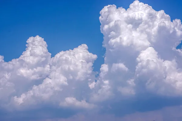 Katoen Witte Wolk Ruimte Van Heldere Blauwe Lucht — Stockfoto