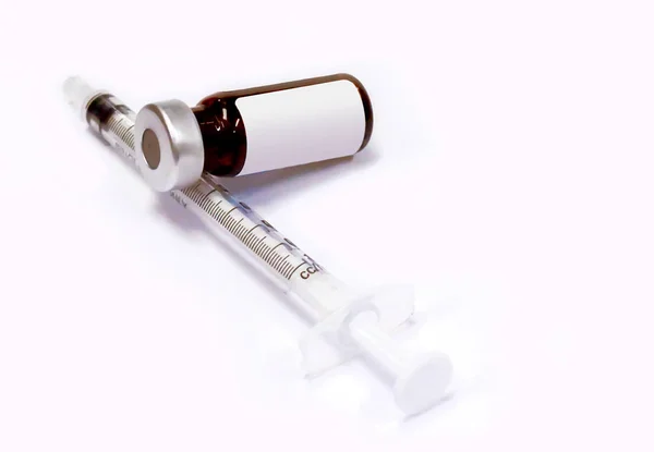 Ampulle Mit Drogen Und Plastikspritze Mit Medizinischer Nadel Auf Weißem — Stockfoto