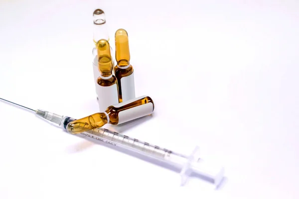 Beyaz Zemin Üzerinde Kahverengi Uyuşturucu Plastik Şırınga Ampulleri — Stok fotoğraf