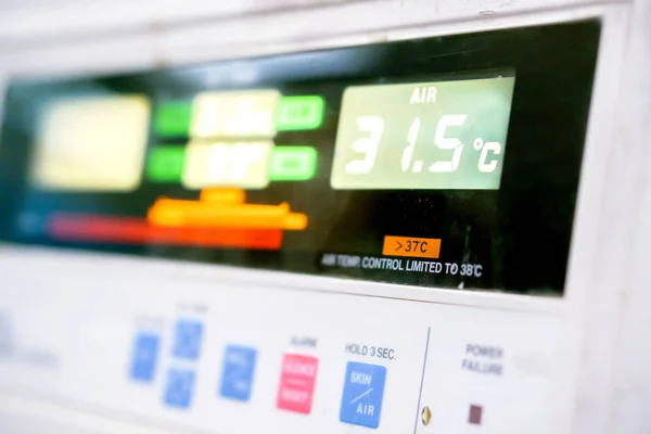 Primer Plano Del Monitor Temperatura Incubadora Bebés Hospital Con Mostrar —  Fotos de Stock