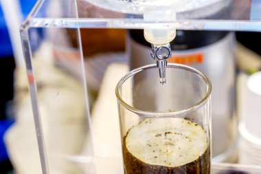 Kahvenin tadını yumuşatmak için damıtma yoluyla kahve..