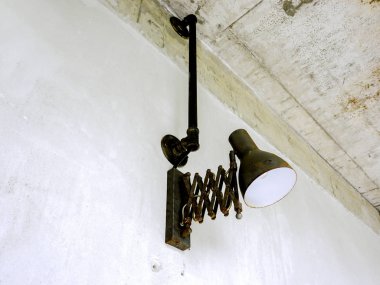 Havan duvarına asılmış eski lamba..