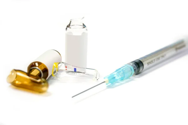 3Ml 茶色のアンプルと薬のガラスはすでに開いており白い背景の医療用針にプラスチック製の注射器 — ストック写真