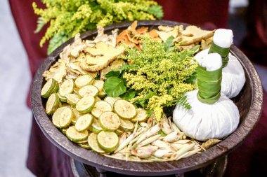 Kapalı kaplıca topları ve Tayland 'da tedavi ya da masaj için birçok Tayland otları siyah arka planda izole edilir. Yolu göster.