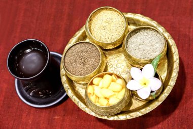 Kırmızı örgü arka planında Tayland spa 'sı için cilalama bileşenleri.