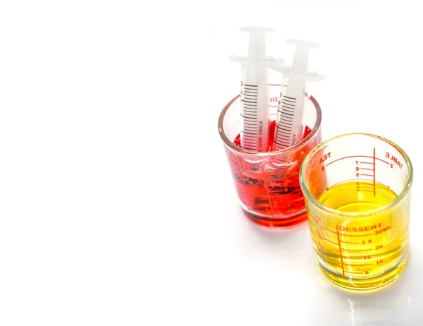 Красная Желтая Жидкость Медицины Измерения Стеклянная Чашка Пластиковыми Шприцами Готовы — стоковое фото