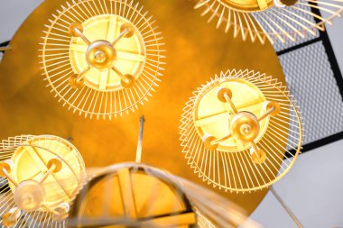 Otel lobisindeki modern avizenin görüntüsü..