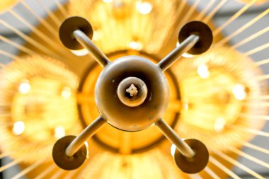 Otel lobisindeki modern avizeye bak..