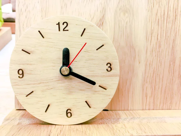 Relógio de parede de madeira no quarto da cama . — Fotografia de Stock