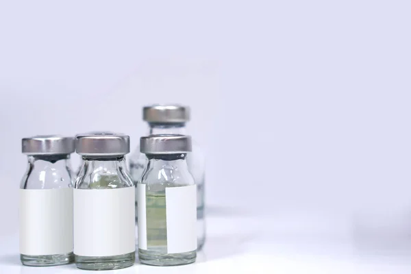 白地に注射用の薬瓶 — ストック写真