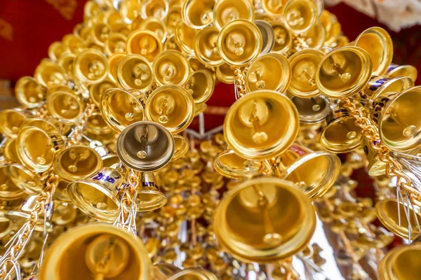 Tayland Tapınağındaki Bir Grupta Pek Çok Altın Çanın Görüntüsüne Bak — Stok fotoğraf