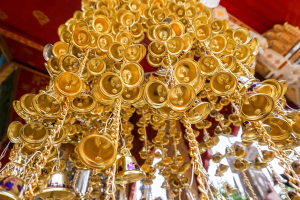 Tayland Tapınağındaki Bir Grupta Pek Çok Altın Çanın Görüntüsüne Bak — Stok fotoğraf