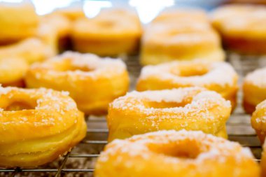 Üzerinde şeker olan çöreği kapat..