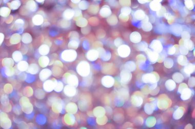 Menekşe arkaplanda soyut beyaz bokeh ve bulanık yansıma ışıklandırması.