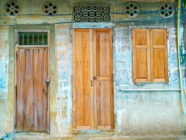Tahta kapılar ve eski binanın penceresi..