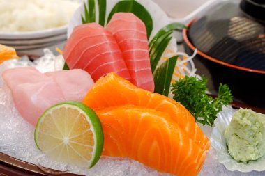 Japon Sashimi 'sini Japon kasesinde Miso çorbası ile kaplayın..