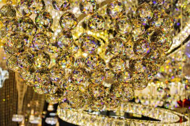 Kristal lamba dokusunu kapat. Altın yansıma ışığının güzelliği.