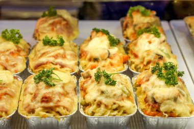 Fırında pizza fincanı yakın çekim ve kırpma.