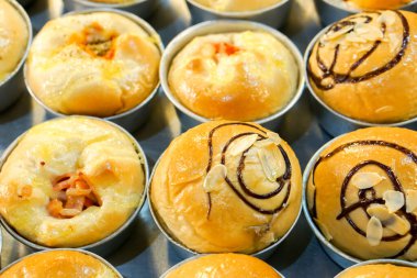 Fırında alüminyum bardakta sıcak çörek.