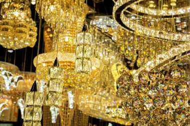 Kristal lamba dokusunu kapat. Altın yansıma ışığının güzelliği.