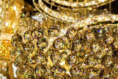 Kristal lamba dokusunu kapat. Altın yansıma ışığının güzelliği.