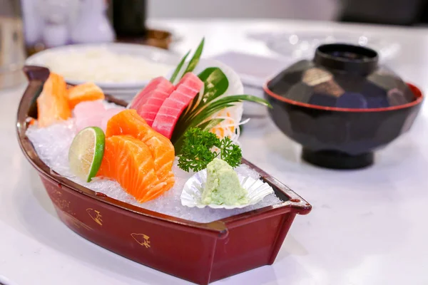 日本生鱼片放在船板上 用日本碗盛三洋汤 — 图库照片