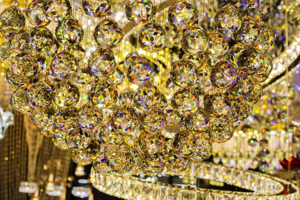 Kristal lamba dokusunu kapat. Altın yansıma ışığının güzelliği.