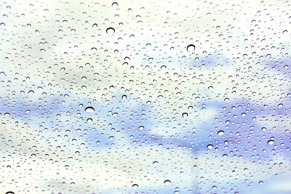 Gros Plan Goutte Pluie Sur Verre Fond Bleu Clair Flou — Photo