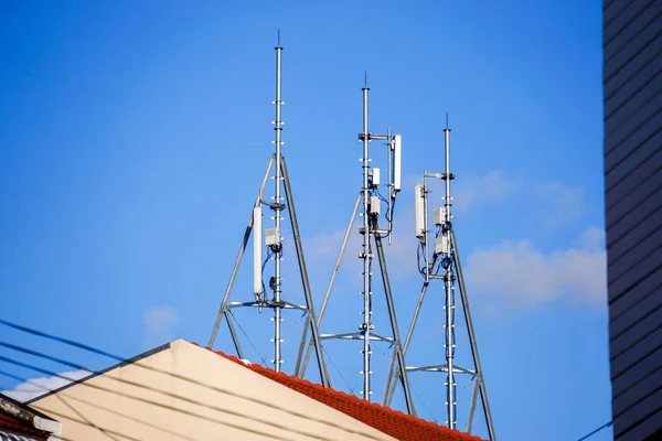 Podívejte Nahoru Pohled Komunikační Věž Anténami Vrcholu Budovy Jasně Modré — Stock fotografie