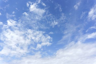 Pamuk beyaz bulut ve açık mavi gökyüzü.