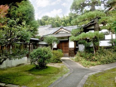 Kyoto, Japonya, 12 Ocak 2017: Geleneksel Japon Evi 'nin de gölge için bir bahçesi vardır. Ve Zen Budizmi 'nin bir parçası.