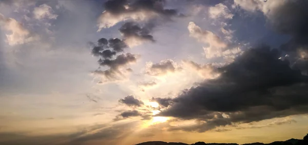 Крупный План Заката Неба Солнечной Вспышкой Большим Фоном Облаков — стоковое фото