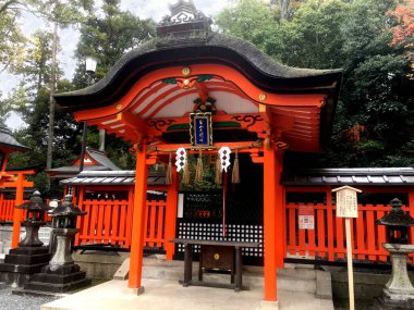 KYOTO, JAPONYA, 14 Kasım 2016: Japonya 'nın Kyoto kentindeki Fushimiinari Taisha Tapınağı' nda küçük bir tapınak.