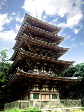 Daigoji Tapınağı 'nda, Kyoto, Japonya' da, parlak mavi gökyüzü arka planında, Beş katlı Kapalı Ahşap Pagoda