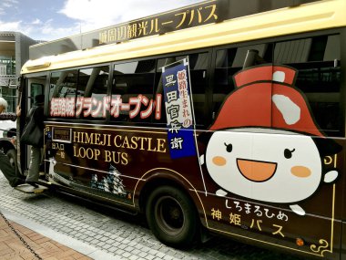 HIMEJI, JAPONYA - 14 Kasım 2016: Himeji kalesine ve kültür bölgesine turist otobüsü.