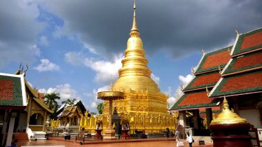 Lumphun, Tayland, 30 Ağustos 2018: Wat Phra That Hariphunchai, Lumphun 'un parlak mavi gökyüzü arka planının manzarası. Bu tapınak Kuzey Tayland 'daki en önemli Budist tapınağıdır..
