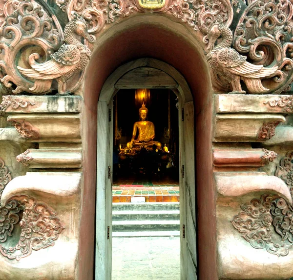 Olhou Buddha Dourado Através Arco Temple — Fotografia de Stock