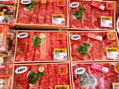 Osaka, Japonya - 11 Kasım 2016: Kuromon Ichiba pazarında dilimlenmiş et paketleme.