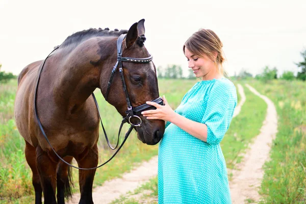 Donna incinta con cavallo — Foto Stock