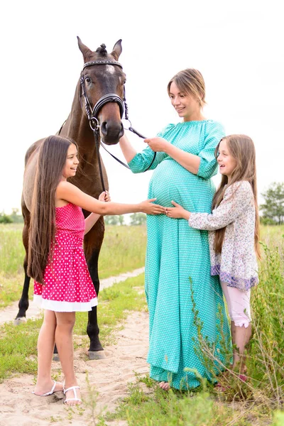 Famiglia felice sulla natura — Foto Stock