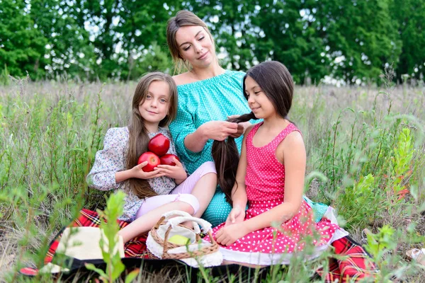 Lycklig familj på picknick — Stockfoto