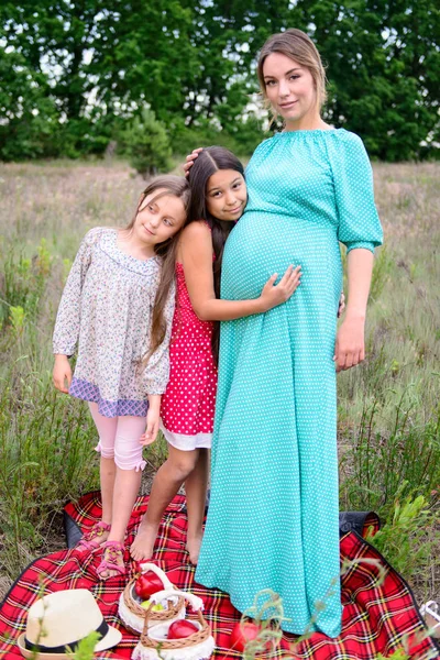 Famiglia felice su picnic — Foto Stock