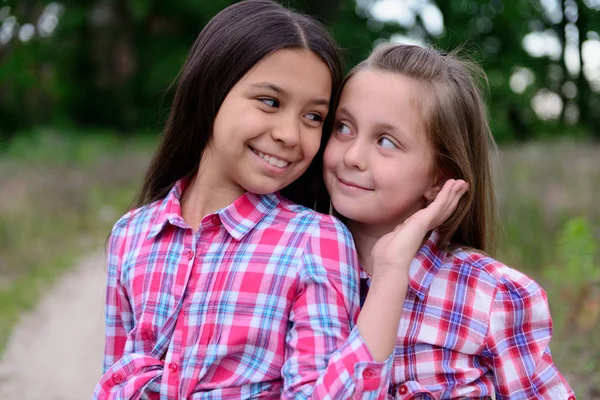 Dvě roztomilé sestřičky — Stock fotografie