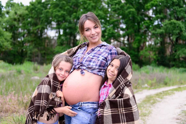 Famiglia felice sulla natura — Foto Stock