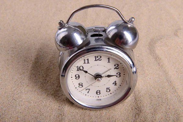 Velho relógio de alarme vintage na areia — Fotografia de Stock