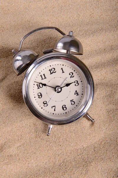 Velho relógio de alarme vintage na areia — Fotografia de Stock