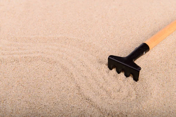 砂をきれいにし、園芸工具をすくい — ストック写真