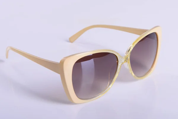 Goldene Sonnenbrille auf weißem Grund — Stockfoto