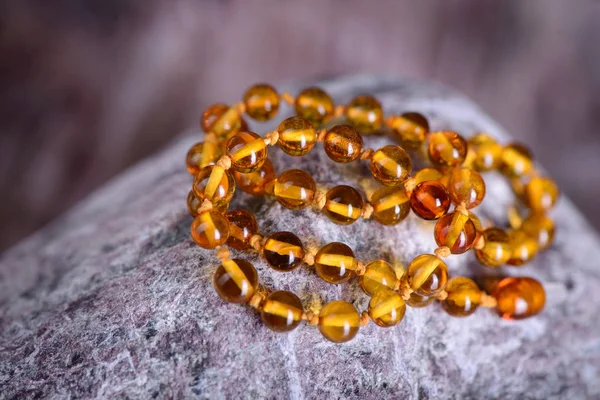 taş zemin üzerine izole sarı boncuk Aksesuar